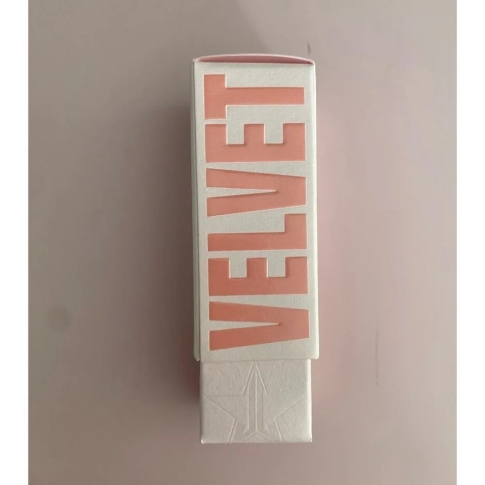 Jeffree Star Velvet Trap Lipstick Color Cherry Soda